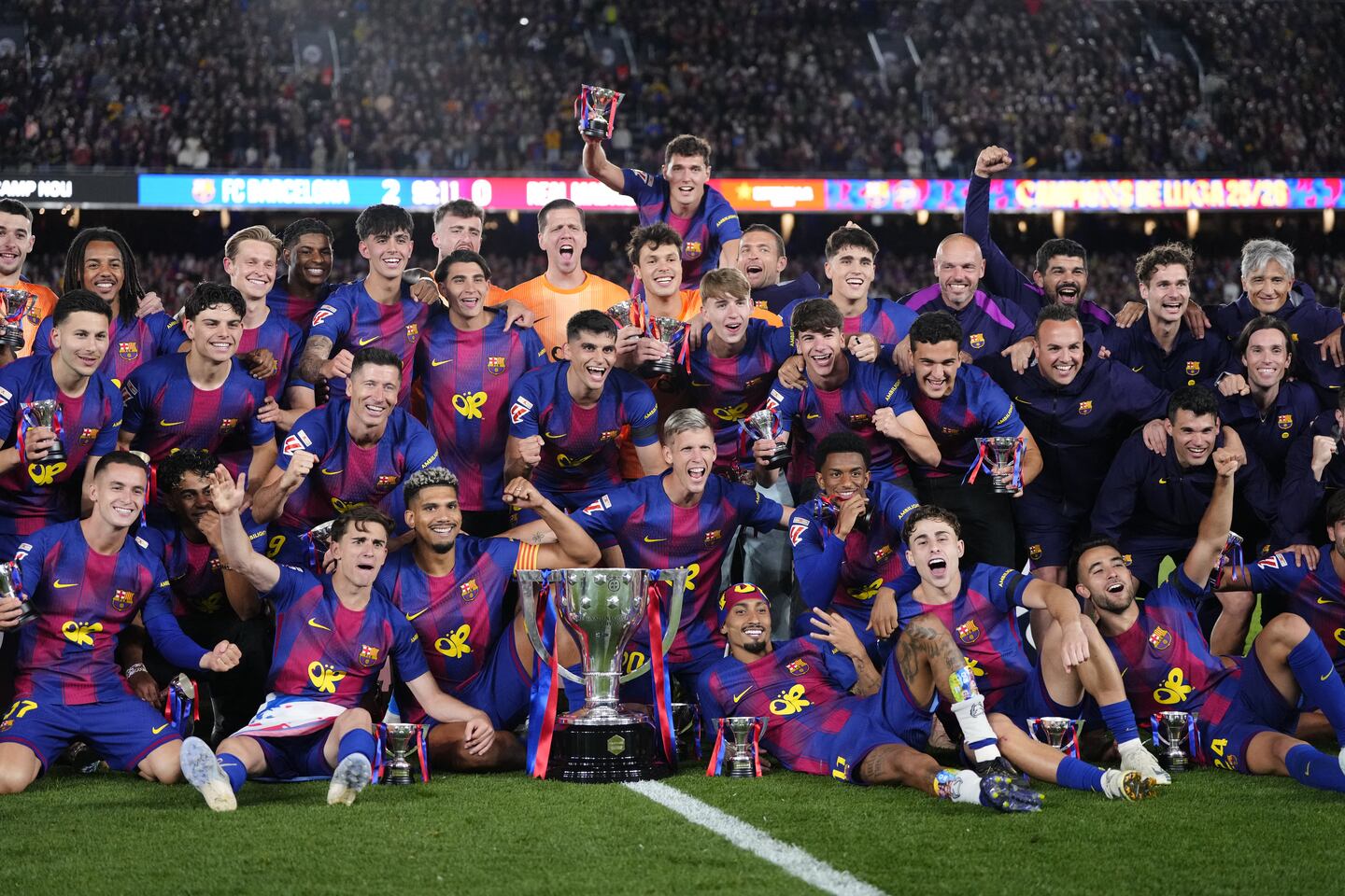 El Barcelona gana la Liga Española y le celebra en la cara al Real ...