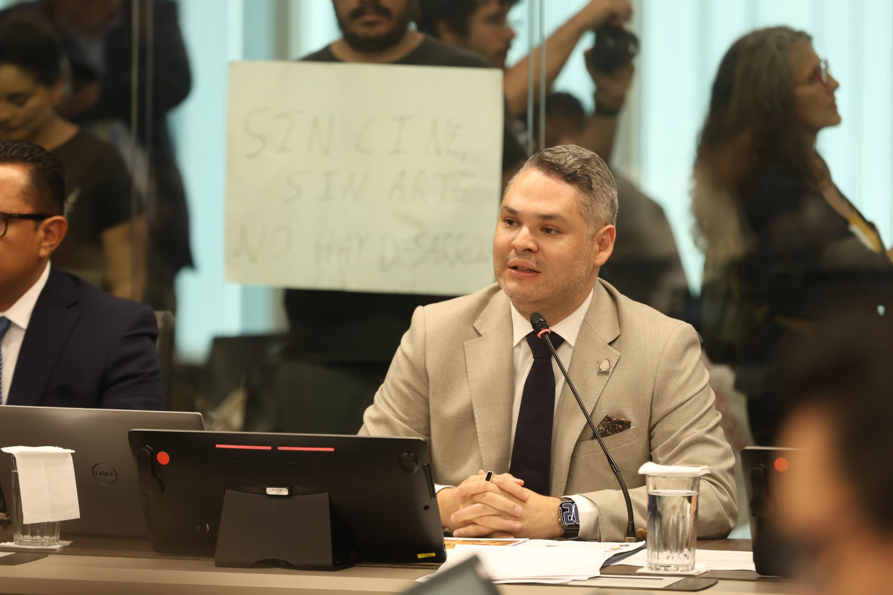 Plantón realizado frente a la asamblea legislativa en contra del recorte a la cultura/ en la imagen Jorge Rodríguez Ministro de Cultura