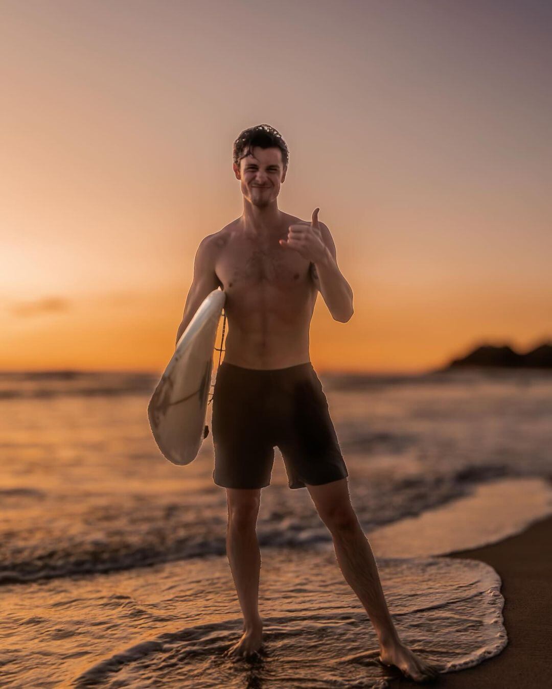 Imágenes del cantante canadiense Shawn Mendes en concierto y también disfrutando de las playas de Costa Rica.