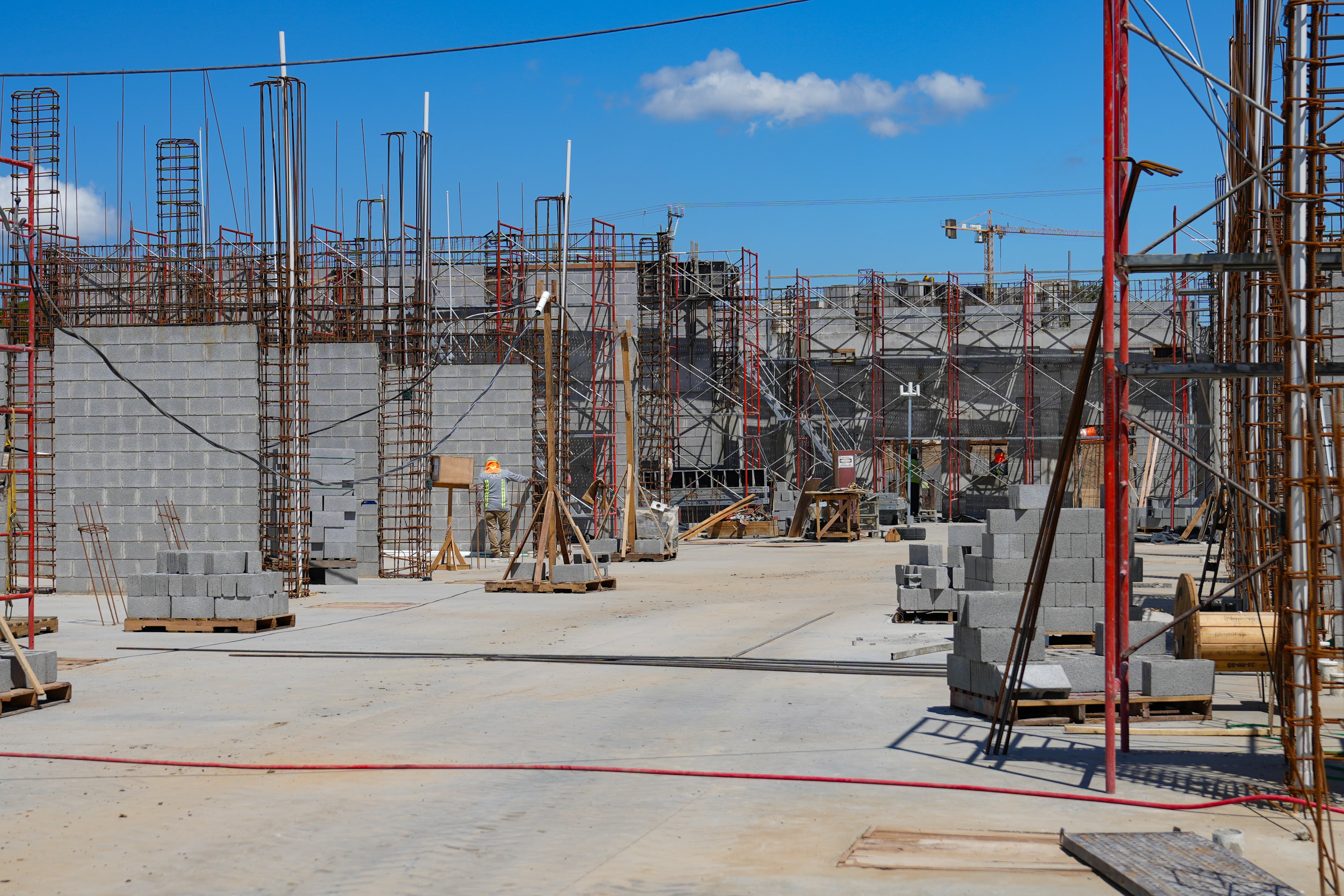 El presidente de la República, Rodrigo Chaves, la presidenta electa, Laura Fernández y los ministros de Justicia y Seguridad, Gerald Campos y Mario Zamora inspeccionaron el avance de obras en el CACCO.