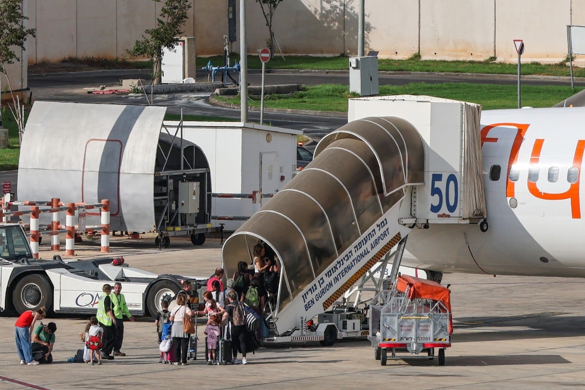 Pasajeros abordan un vuelo de flydubai con destino a Dubái, antes de despegar del aeropuerto Ben Gurion, cerca de Tel Aviv, el 30 de septiembre de 2026.