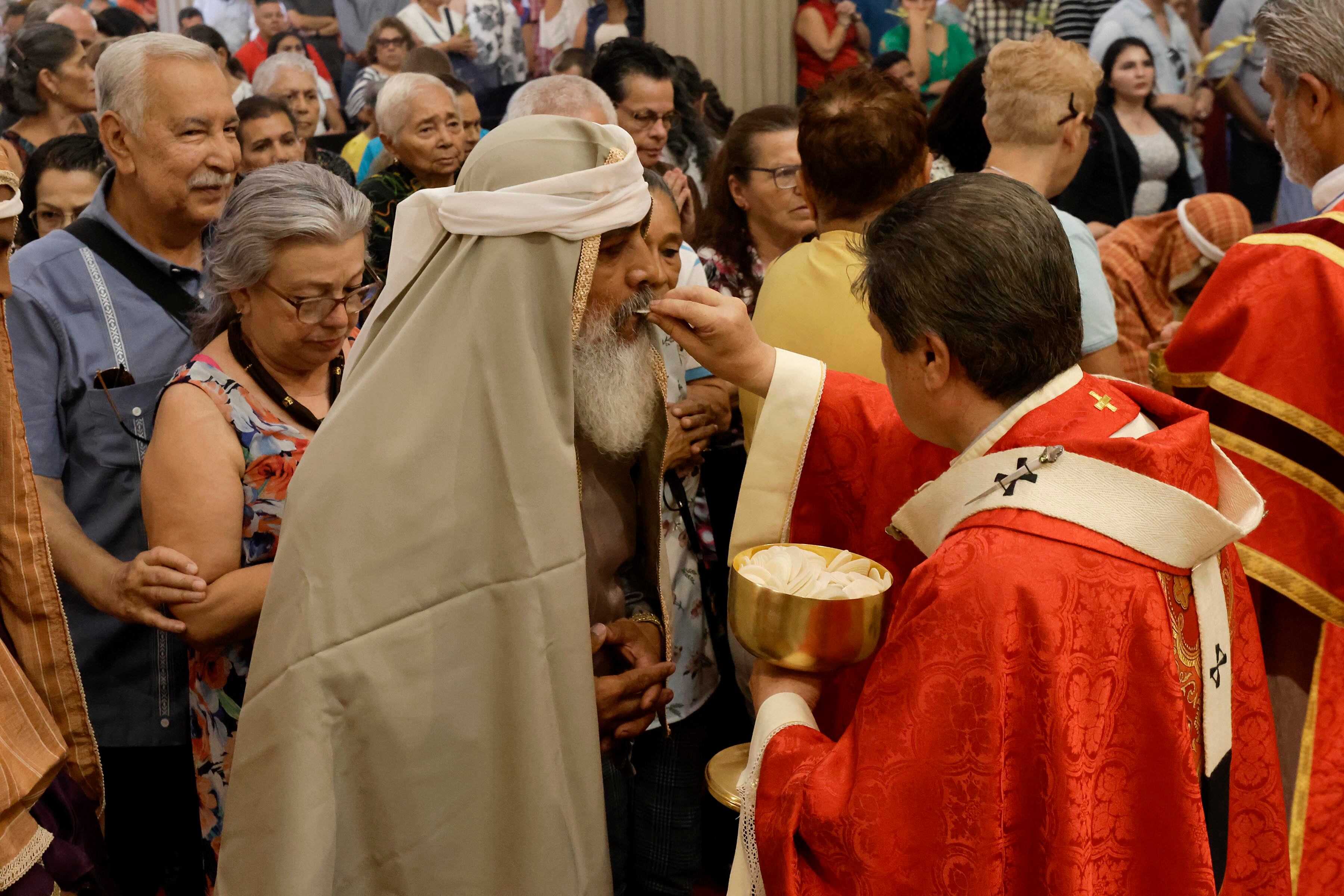 24/03/2024. Catedral Metropolitana, San José. Hora: 10:30 a.m. Misa Solemne de la Pasión del Señor presidida por el arzobispo de San José, moseñor José Rafael Quirós. En la foto, Cristian Campos. Fotos: Mayela López
