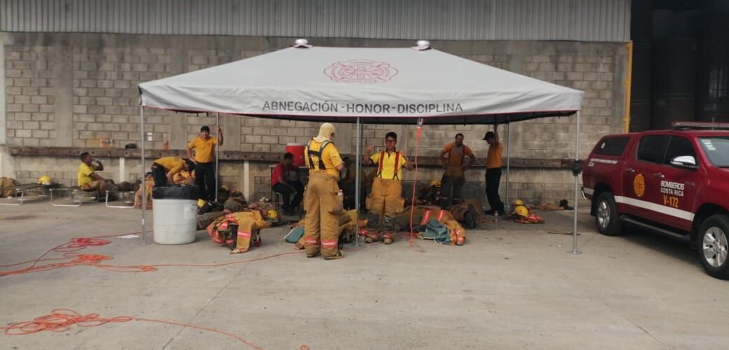 Incendio en bodega de Empaques Santa Ana, en el Coyol de Alajuela. Foto Bomberos.
