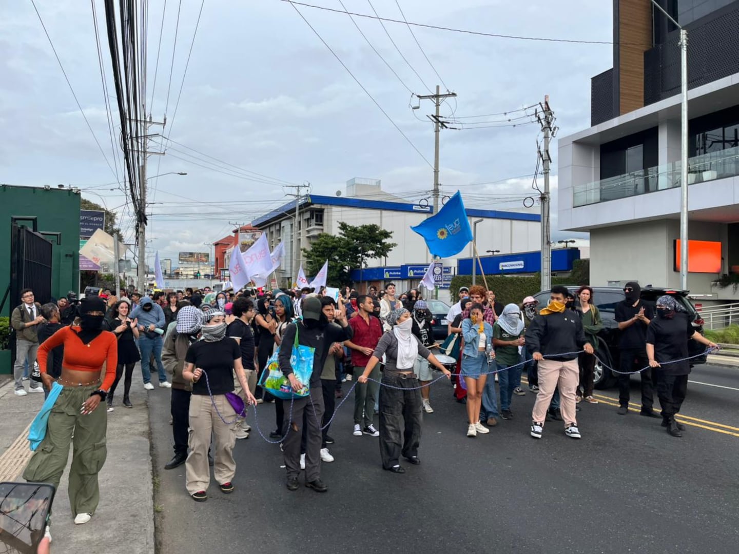 Estudiantes de la UCR y UNA marchan hacia a la fuente de la Hispanidad en defensa del FEES 2027
