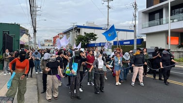 Estudiantes de la UCR, UNA y TEC marchan en defensa del FEES 2027: se dirigen hacia la Facultad de Derecho en San Pedro
