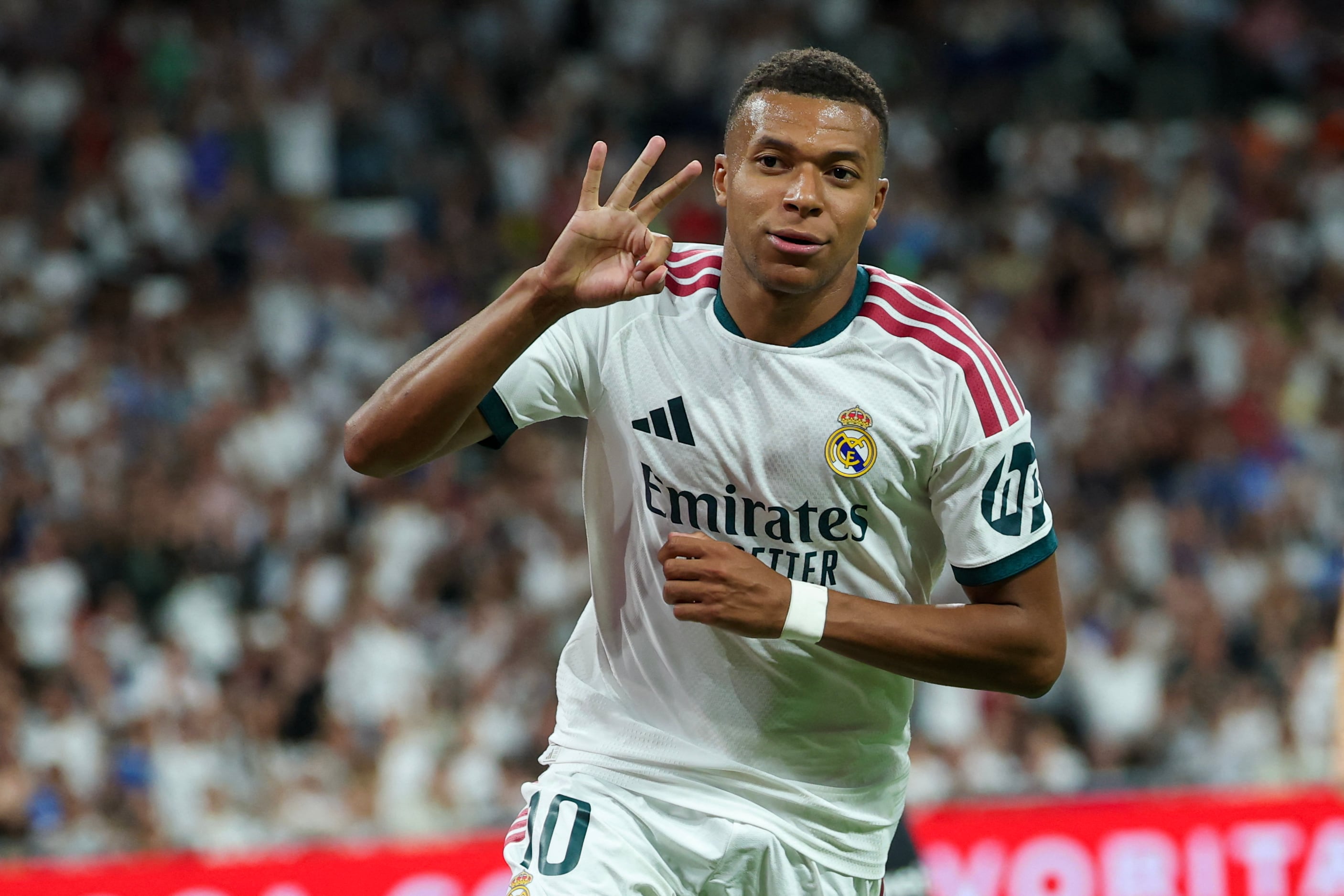 El delantero de lReal Madrid Kylian Mbappé celebra su triplete ante la Real Sociedad, por la Liga Española.