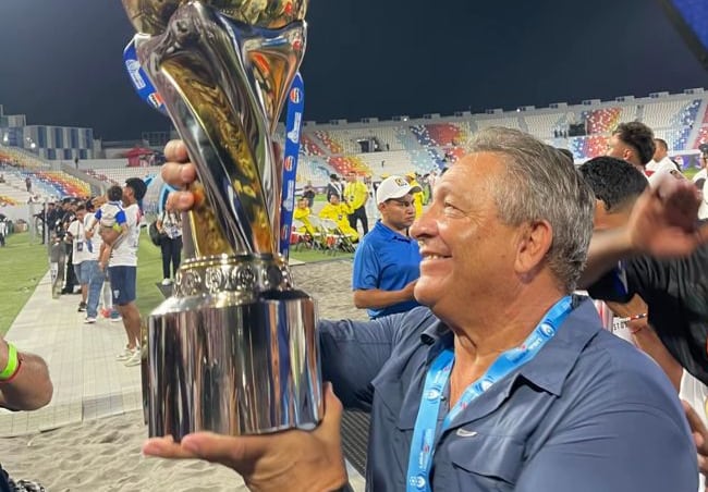 Marvin Solano celebró a lo grande su primer cetro como entrenador del Luis Ángel Firpo de El Salvador.