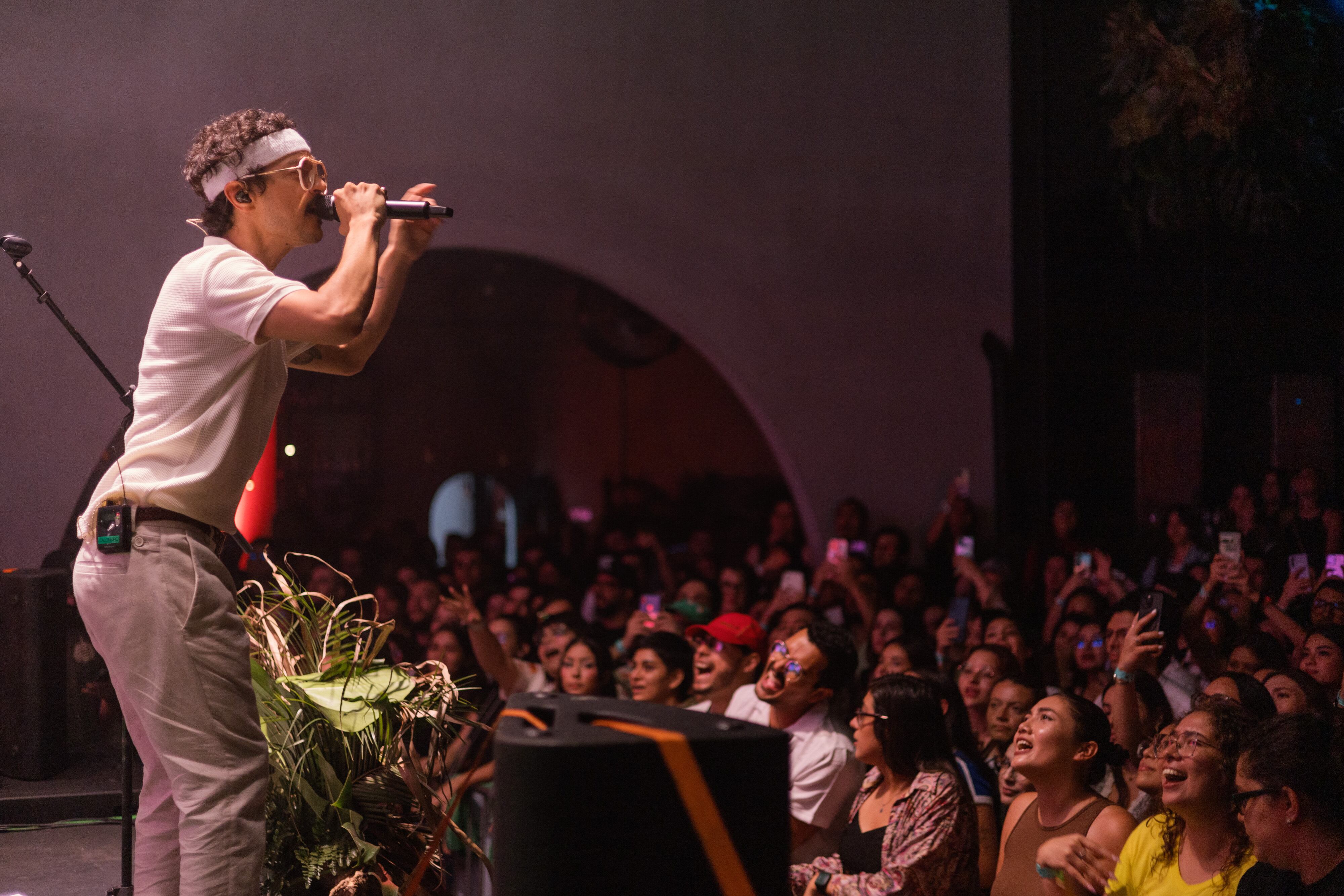 Durante el show, Caloncho se pone y se quita la guitarra, siempre conectando con la audiencia.