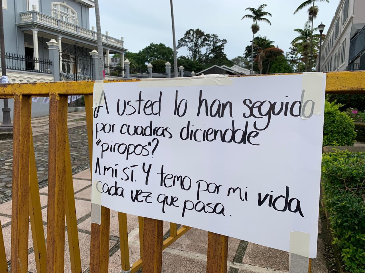 Estudiantes universitarias y colectivos feministas presionan este jueves, en las afueras de la Asamblea Legislativa, por la aprobación en primer debate del proyecto de Ley Contra el Acoso Sexual Callejero. Foto: Andrea Carazo para LN.