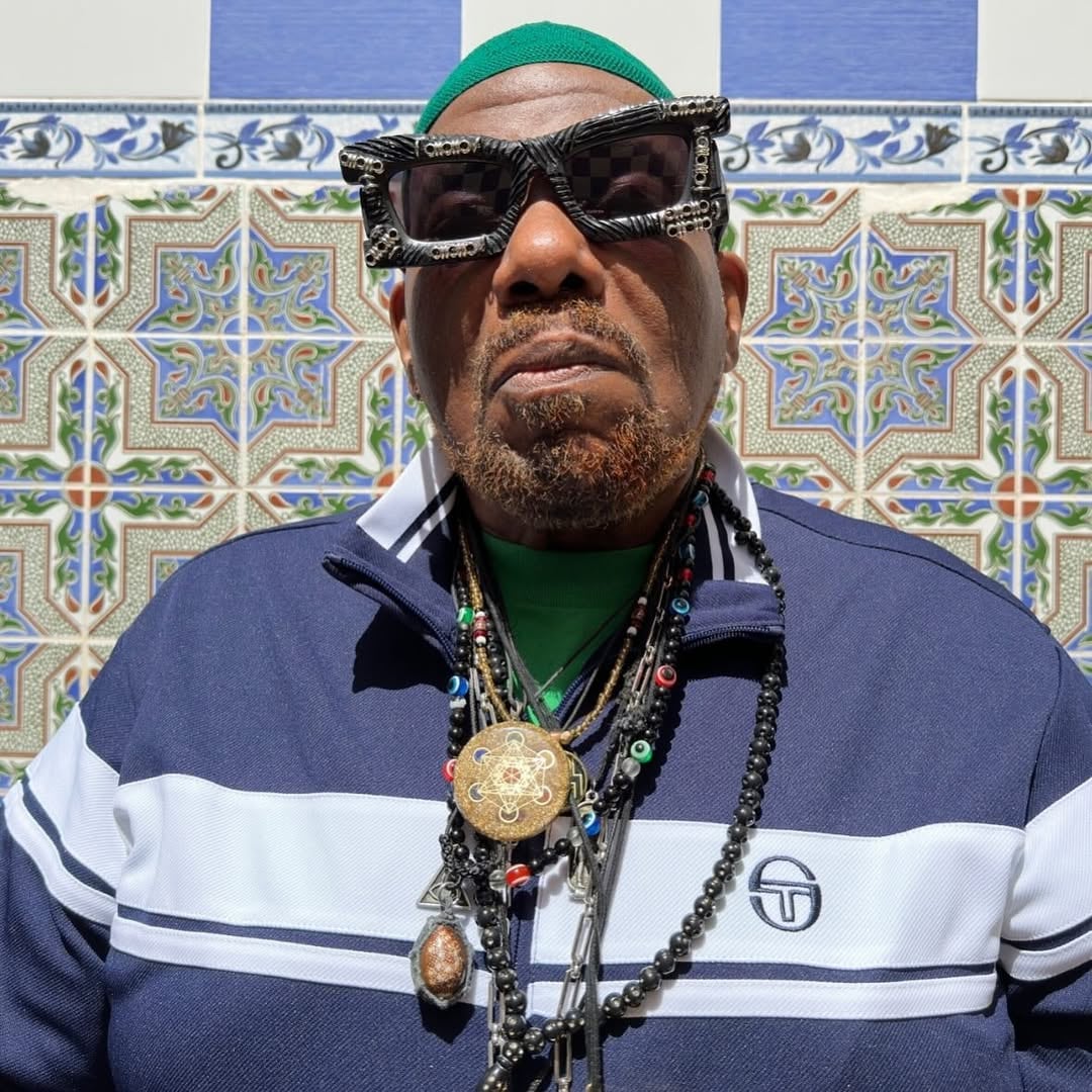 Afrika Bambaataa, fue una figura clave en la transformación de la cultura urbana.