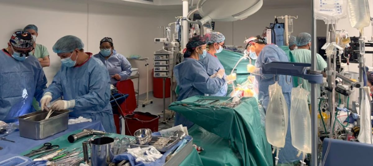 Un hombre de 40 años recibió un corazón mecánico en Barranquilla, en un procedimiento pionero que fortalece la atención cardiovascular en dicha región.