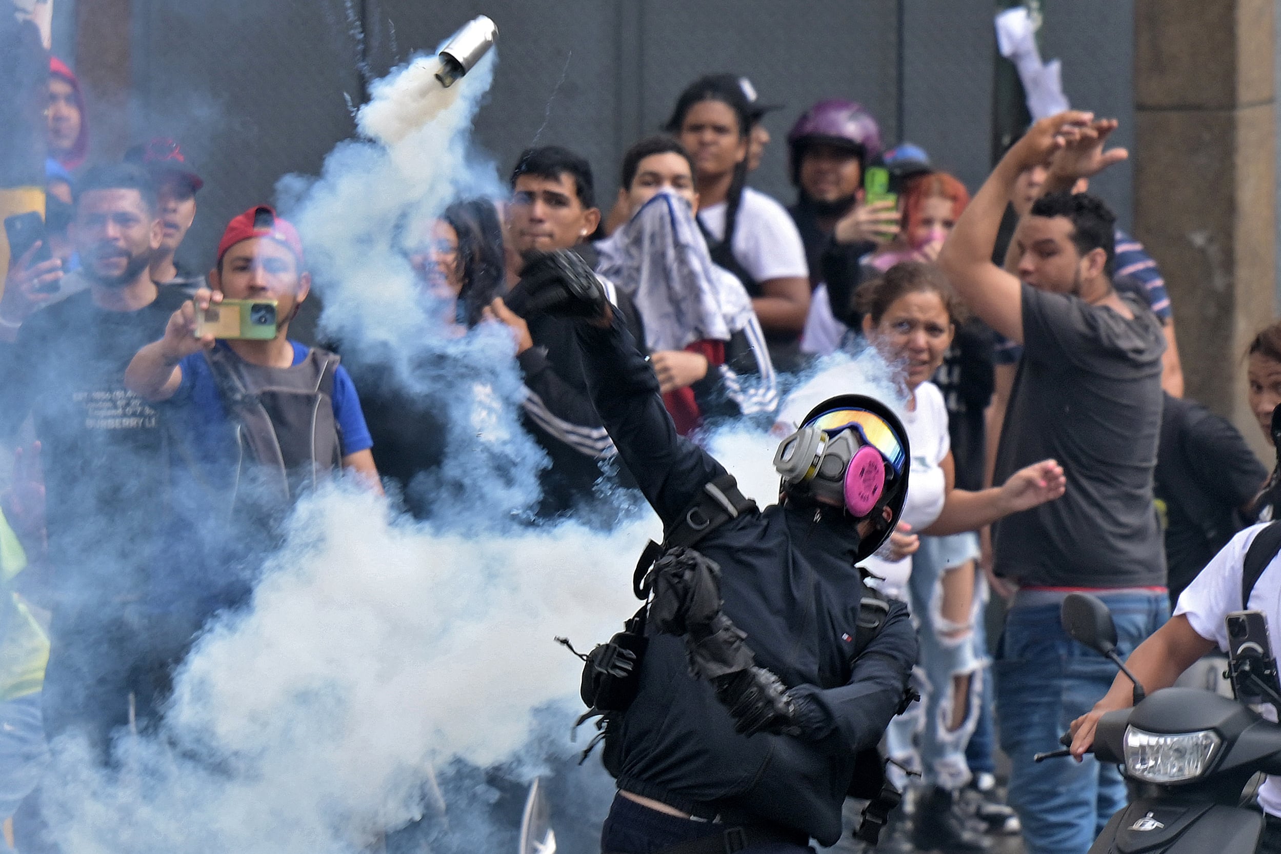 Los opositores al gobierno de Nicolás Maduro se enfrentan con la policía antidisturbios durante una protesta en el barrio de Catia en Caracas el 29 de julio de 2024, un día después de las elecciones presidenciales venezolanas. (Foto: AFP)