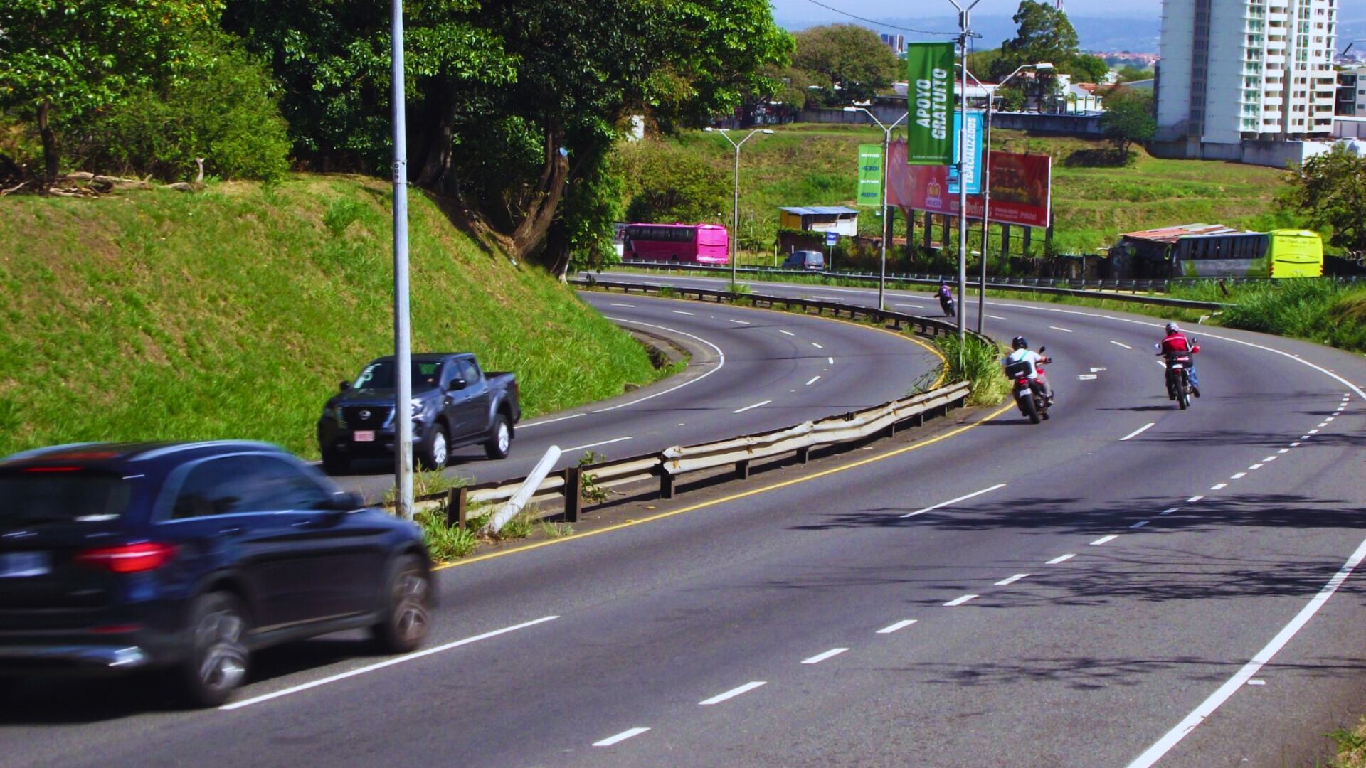 Trabajos nocturnos en la autopista General Cañas, entre el cruce de La Sabana y el paso elevado de Juan Pablo II, donde el MOPT inició el reemplazo de barandas tipo flex beam para mejorar la seguridad vial.