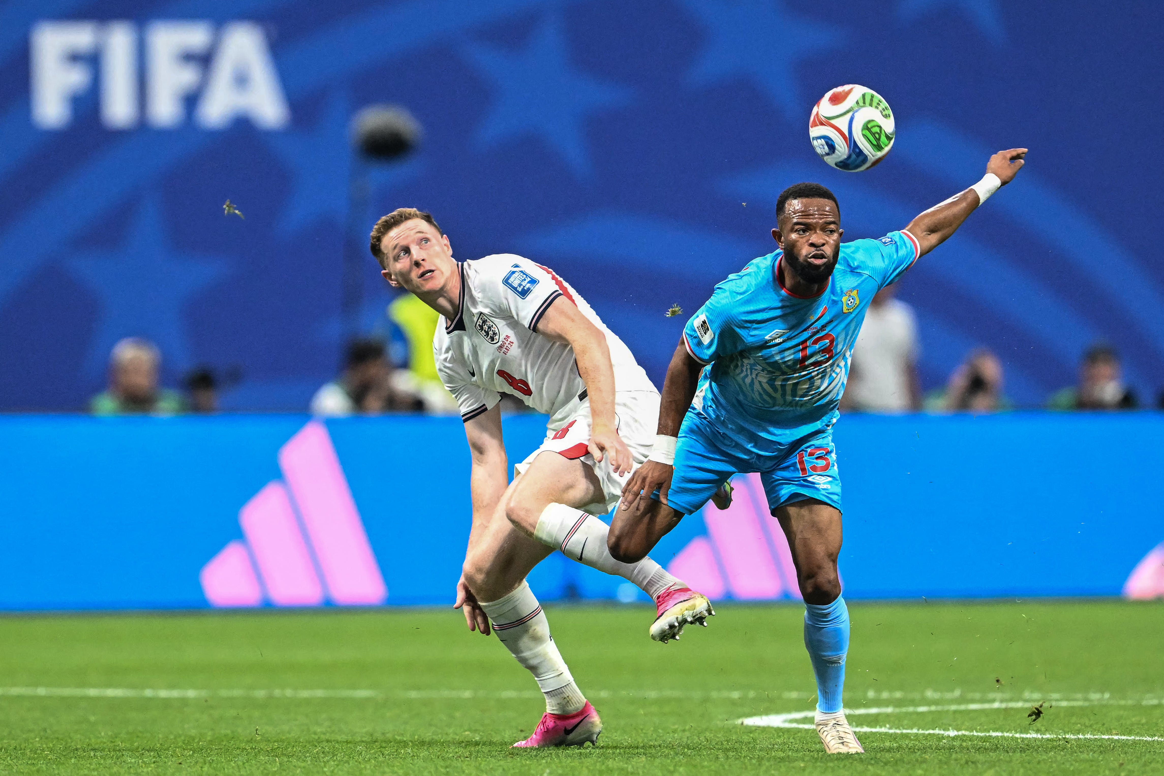 Marc Guehi, de Inglaterra, y Meschak Elia, de Congo, disputan la pelota en el estadio de Atlanta, durante el emocionante duelo por dieciseisavos de final del Mundial 2026.