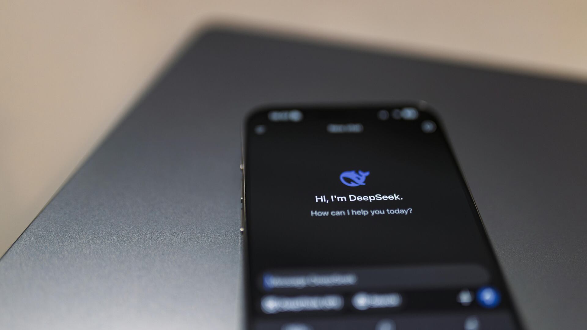 DeepSeek es una alternativa gratuita a ChatGPT que permite análisis visual, asistencia en código y automatización empresarial con control de datos.