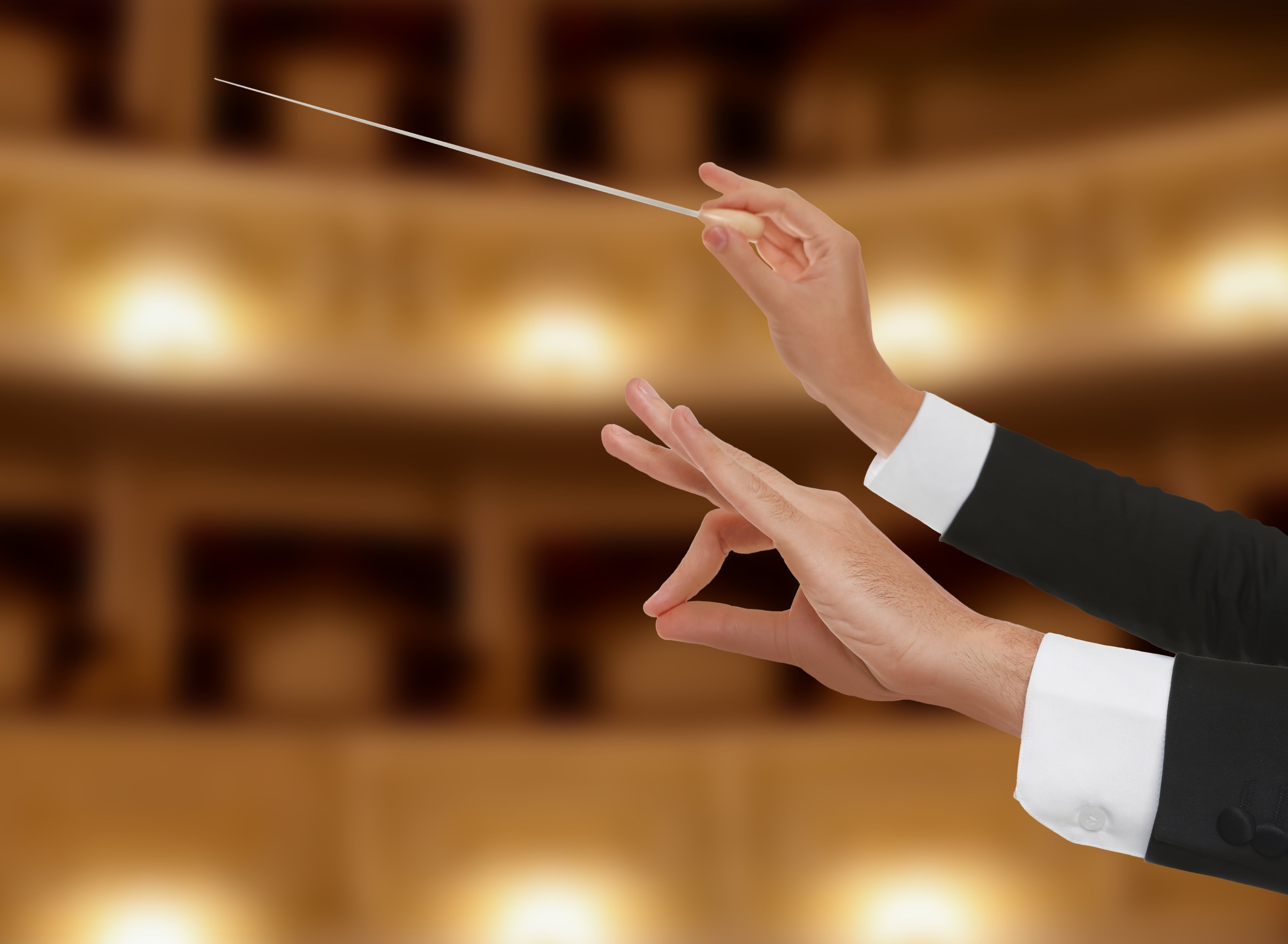 Director de orquesta, detalle de manos con batuta