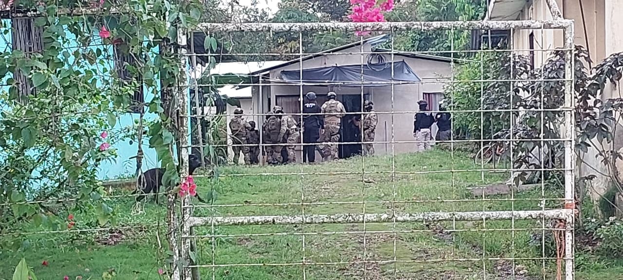 El OIJ y la Fiscalía de Limón allanaron seis propiedades para detener a un sospechoso de amenazas con armas de fuego.