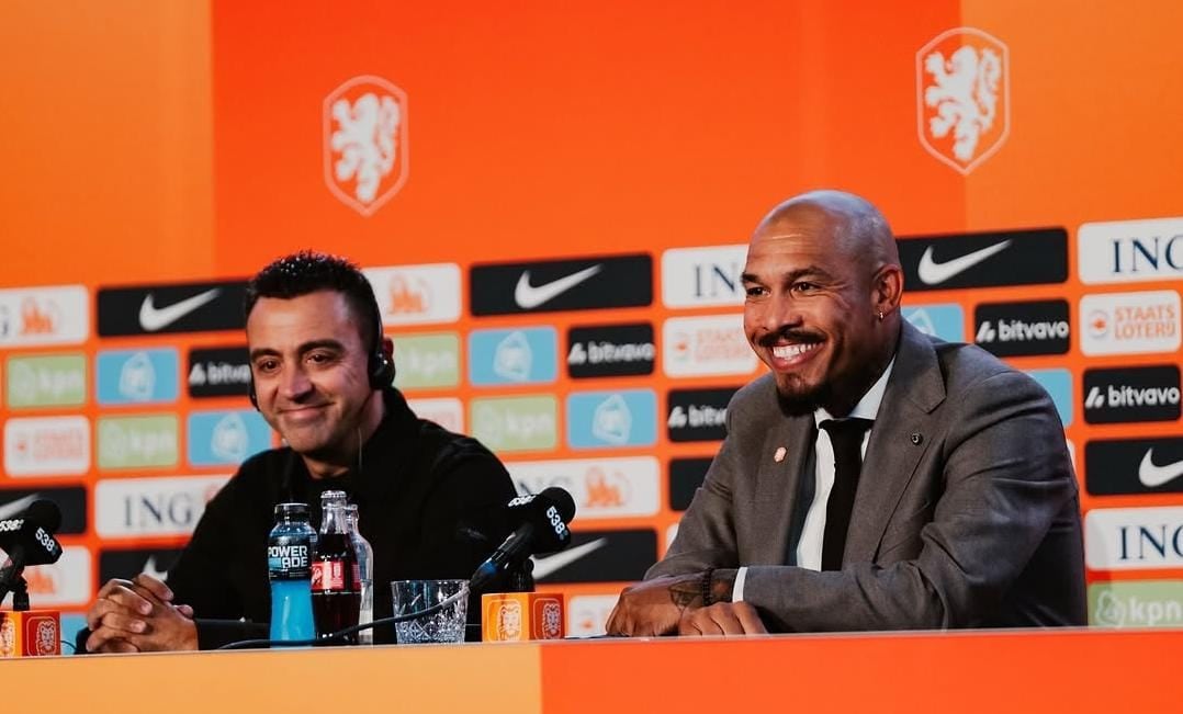 Xavi Hernández en su presentación como nuevo entrenador de Países Bajos, sentado junto a Nigel de Jong, director deportivo de la Oranje.