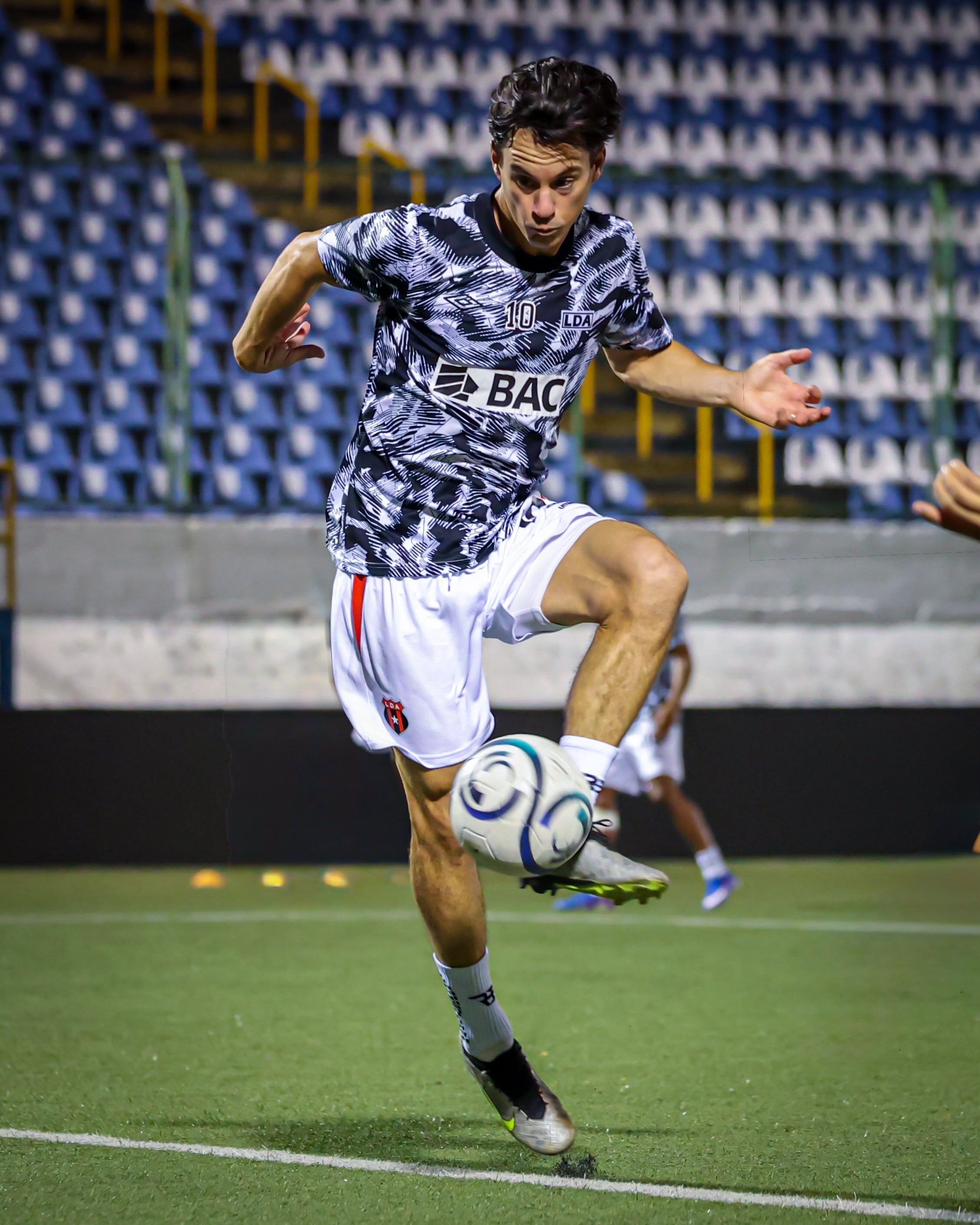 Juan Pablo Añor reconoció junto a sus compañeros de Liga Deportiva Alajuelense la cancha del Estadio Nacional de Nicaragua.