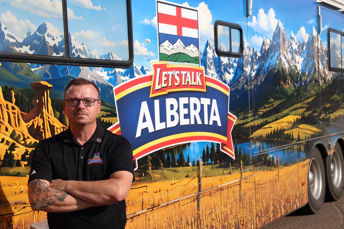 Christopher Scott, podcaster y activista canadiense, posa para un retrato durante un acto a favor de la separación de Alberta de Canadá, en Dunmore, al sureste de Alberta, el 23 de setiembre de 2026.