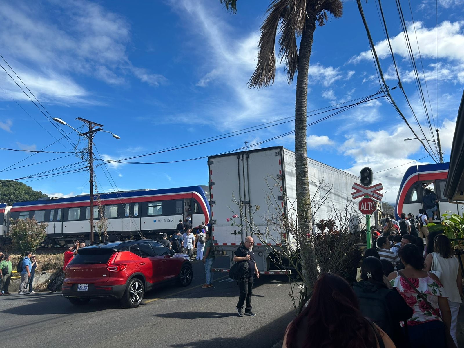 El incidente causó el retraso de 15 minutos en el servicio del tren.