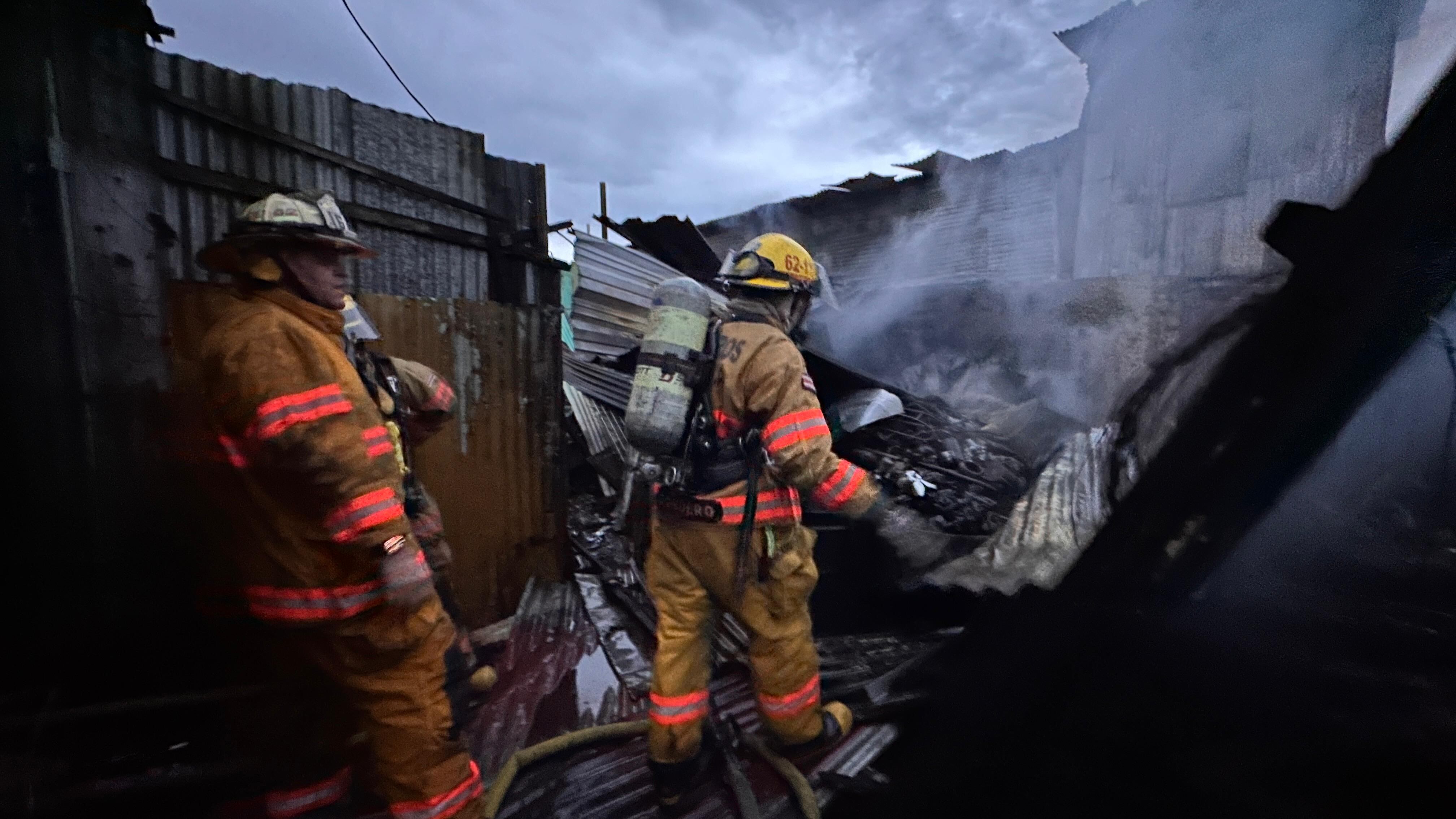 Bomberos trabajan en los escombros que dejó el incendio de este viernes 29 de agosto en Goicoechea