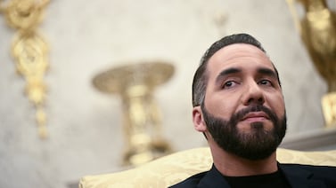 Bukele defiende su megacárcel y rechaza acusaciones de tortura, tras crítica de Hillary Clinton