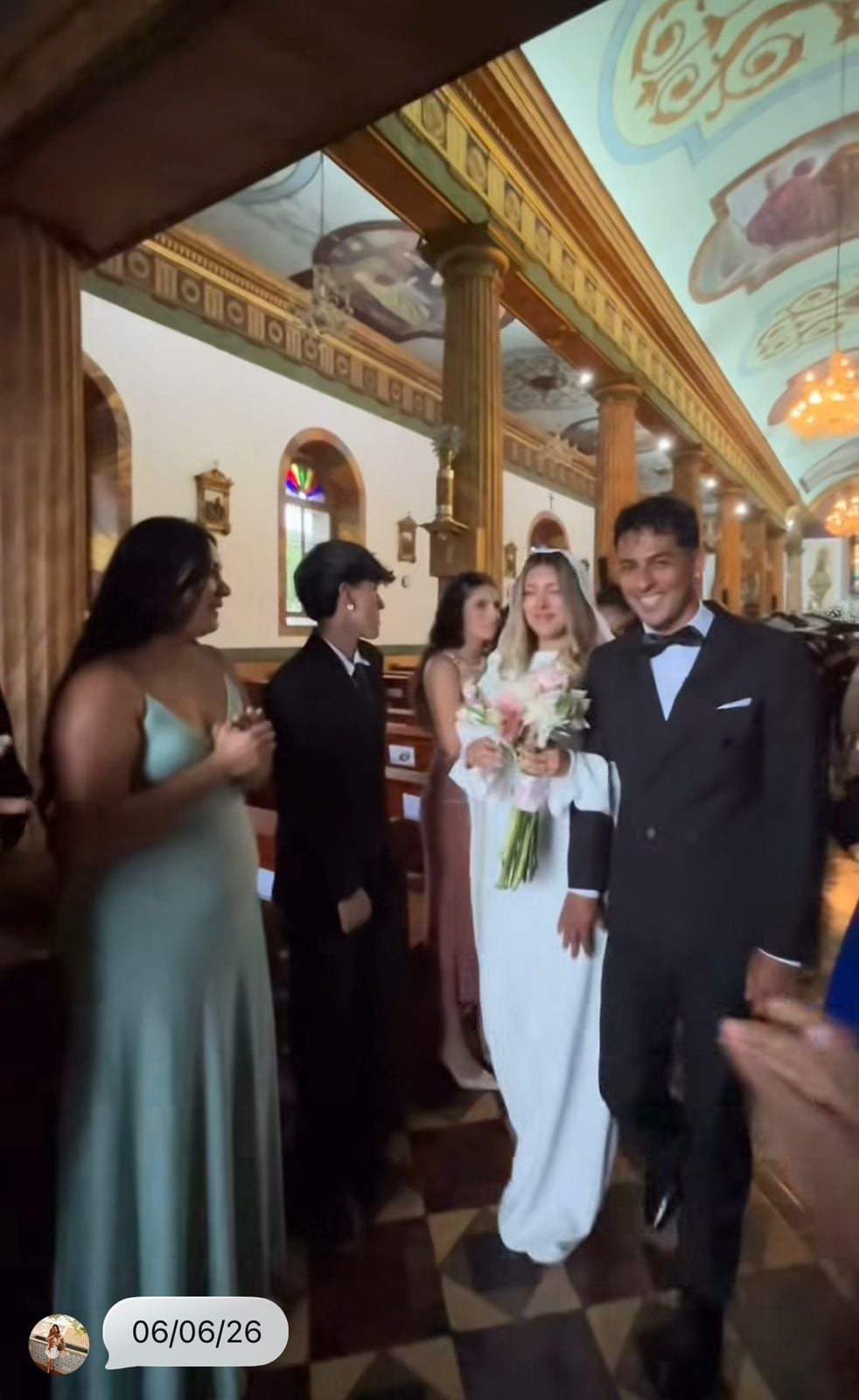 Álvaro Zamora y su esposa, Mariel Flores, a la salida de la iglesia donde se casaron.
