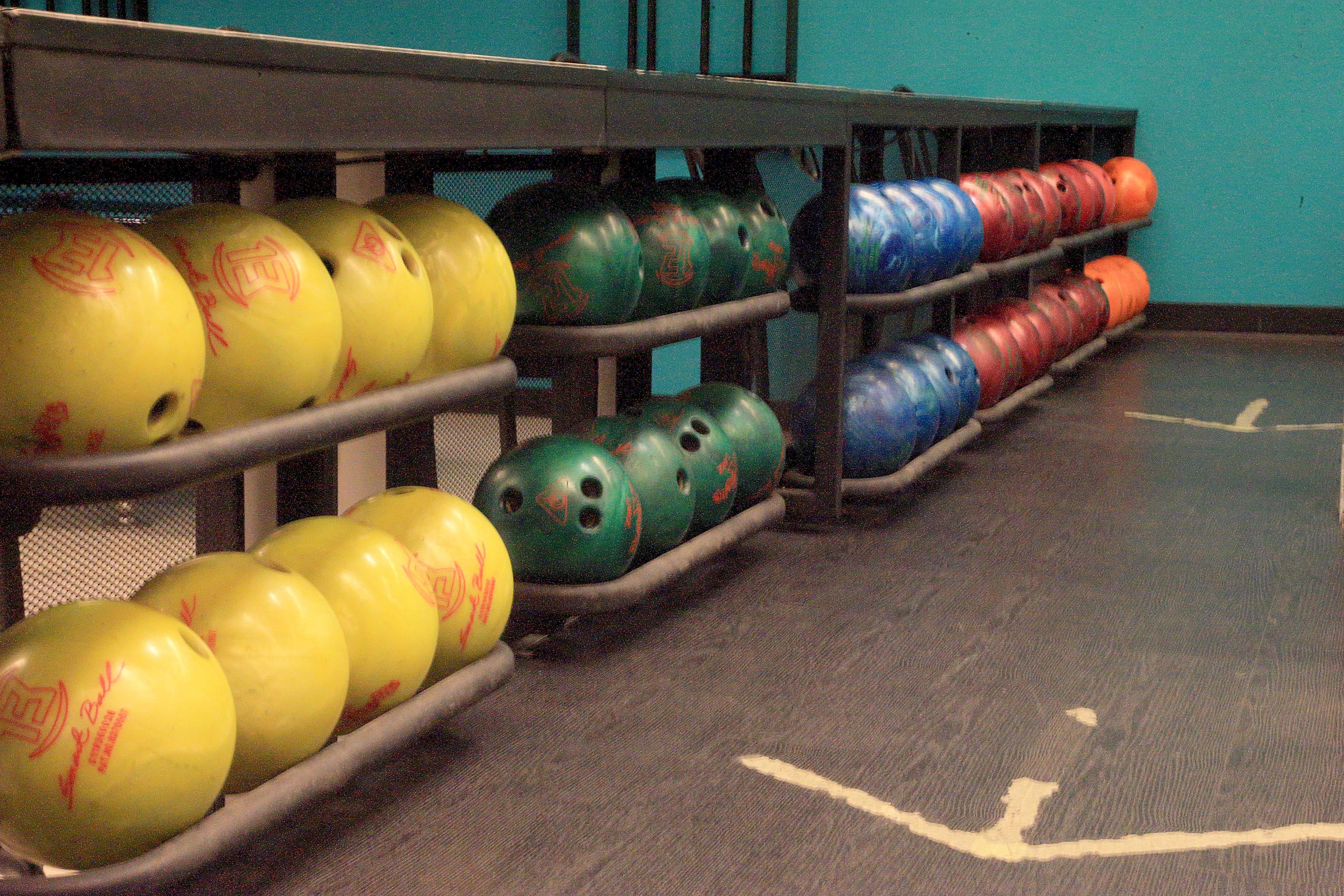 20/02/2024 Cartago. Boliche Metrópoli, en el primer piso del centro comercial Paseo Metrópoli, ofrece un ambiente para practicar el deporte de los bolos, disfrutar y compartir en familia o con amigos, jugar billar o futbolín y/o comer rico. Foto: Rafael Pacheco Granados