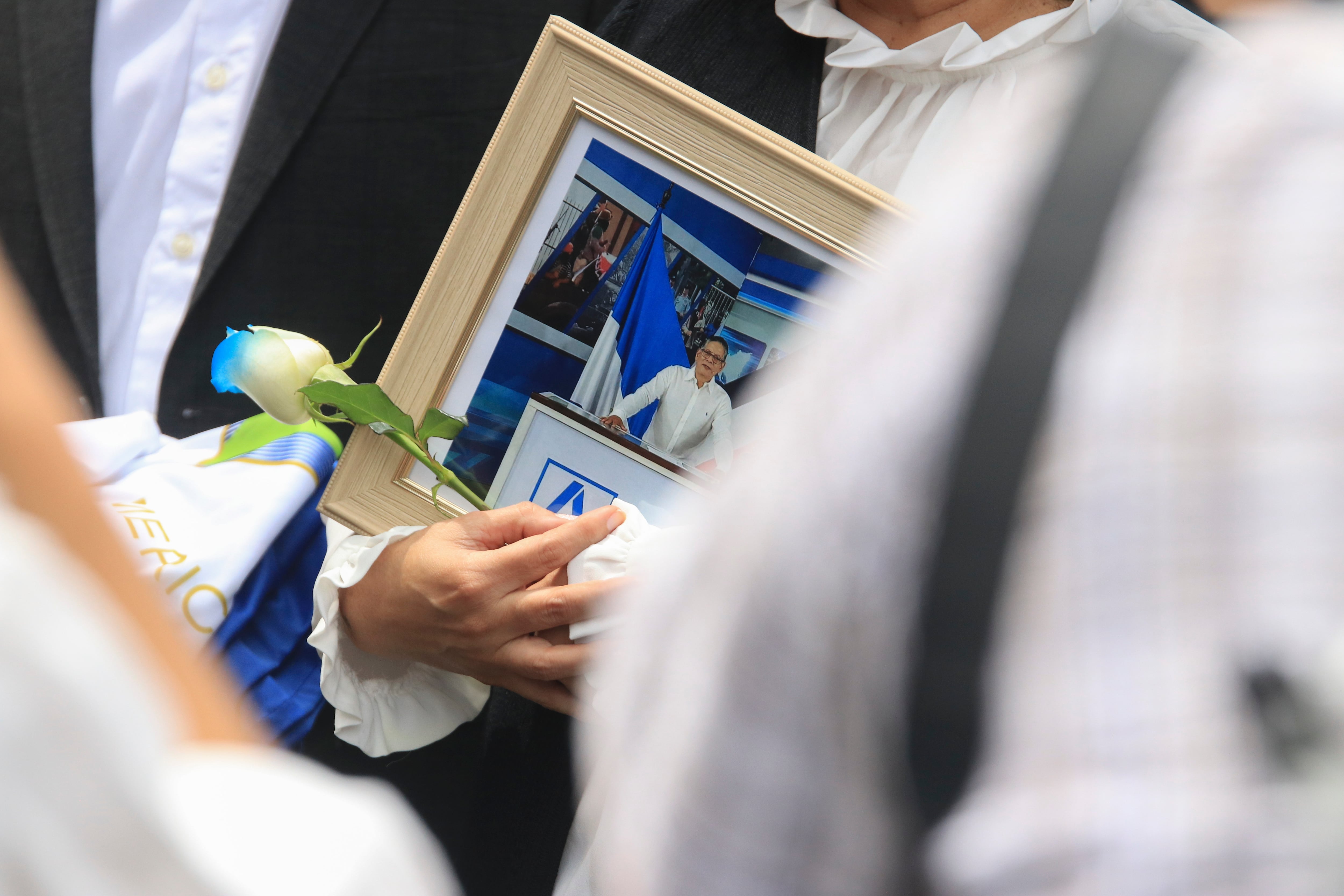 22 de junio 2025
San José, Iglesia de las Ánimas
Funeral del exmilitar nicaragüense Roberto Samcam quien vivió exiliado en Costa Rica desde 2018.
En la foto, despliegue de Fuerza Pública
Fotografía: Jonathan Jiménez Flores