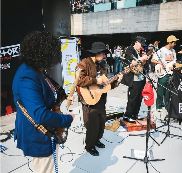 Foto de un grupo musical tocando en concierto.