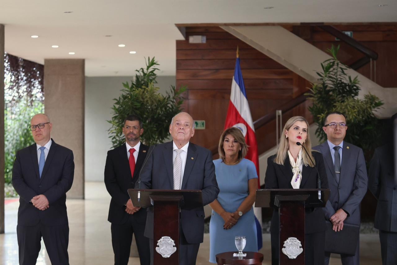 Orlando Aguirre, presidente de la Corte de Justicia, y la presidenta Laura Fernández, atienden consultas de la prensa después del encuentro sostenido este 18 de mayo de 2026 en Casa Presidencial, Zapote.