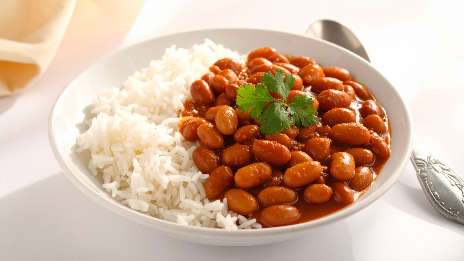 El arroz blanco destaca por su fácil digestión. Bebidas con color generan más resaca y alimentos fríos como el helado no refrescan al organismo.