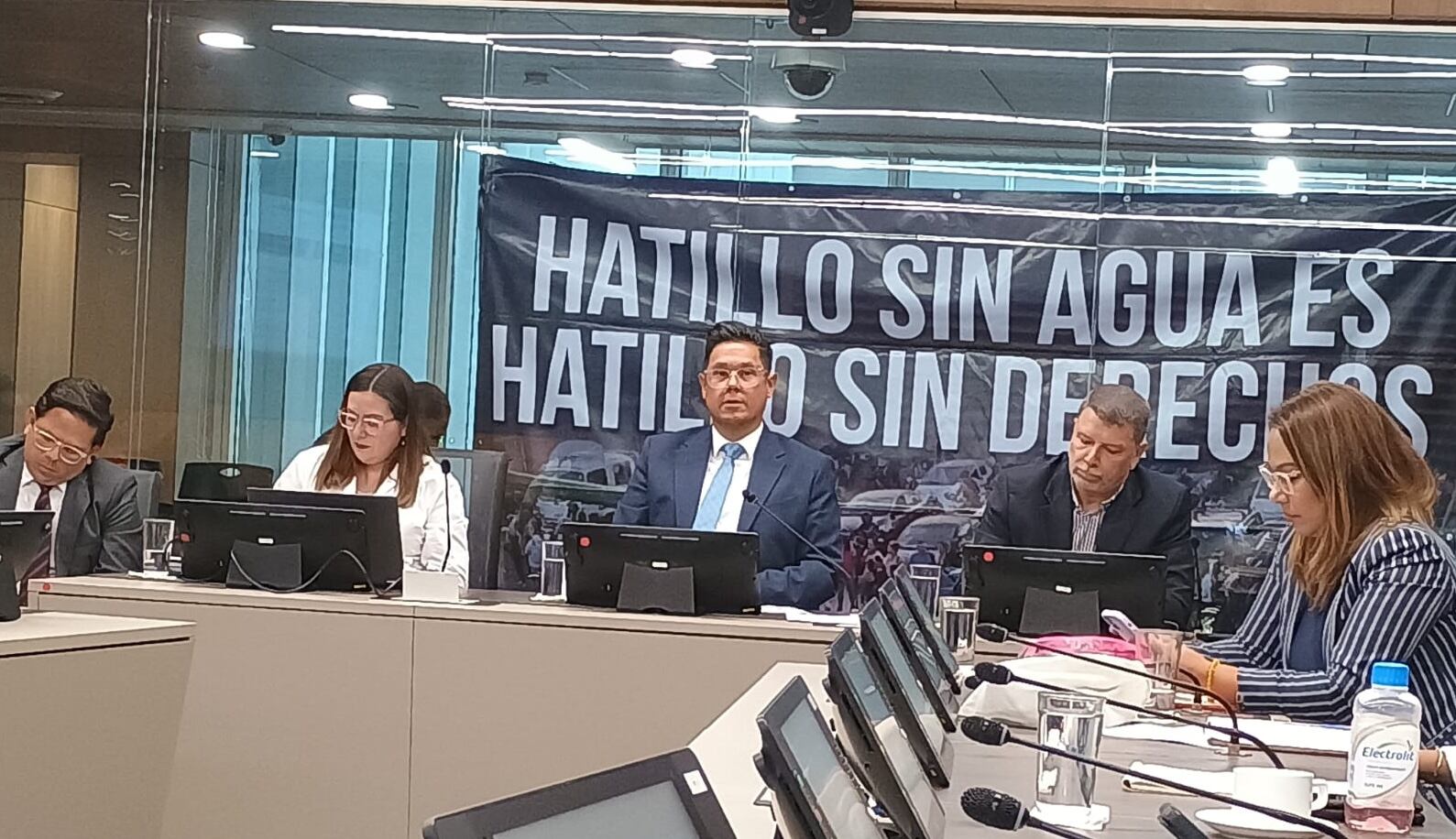 Juan Manuel Quesada Espinoza, presidente del AyA, (al centro vistiendo corbata) durante su comparecencia este jueves en la Asamblea Legislativa. Lo acompañan en la mesa otros funcionarios de la entidad. Fotografía: Cortesía Asamblea Legislativa.