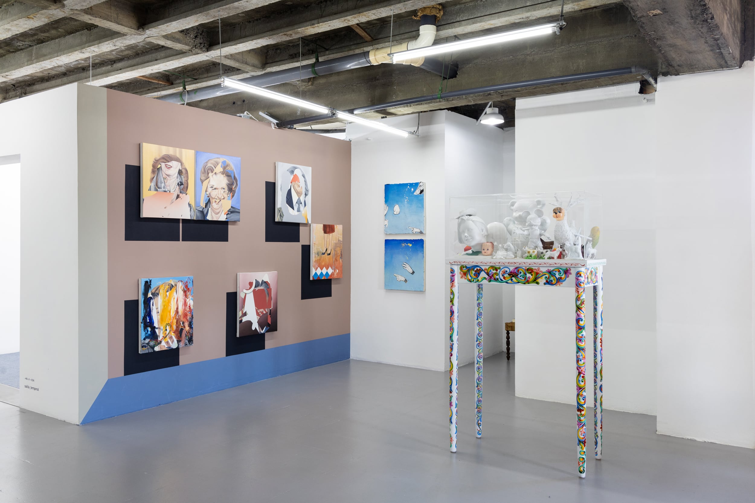 En “Anamorfosis: pequeñas fracturas”, instalada en la sala principal, el artista Emmanuel Rodríguez Chaves explora la imprevisibilidad del futuro.