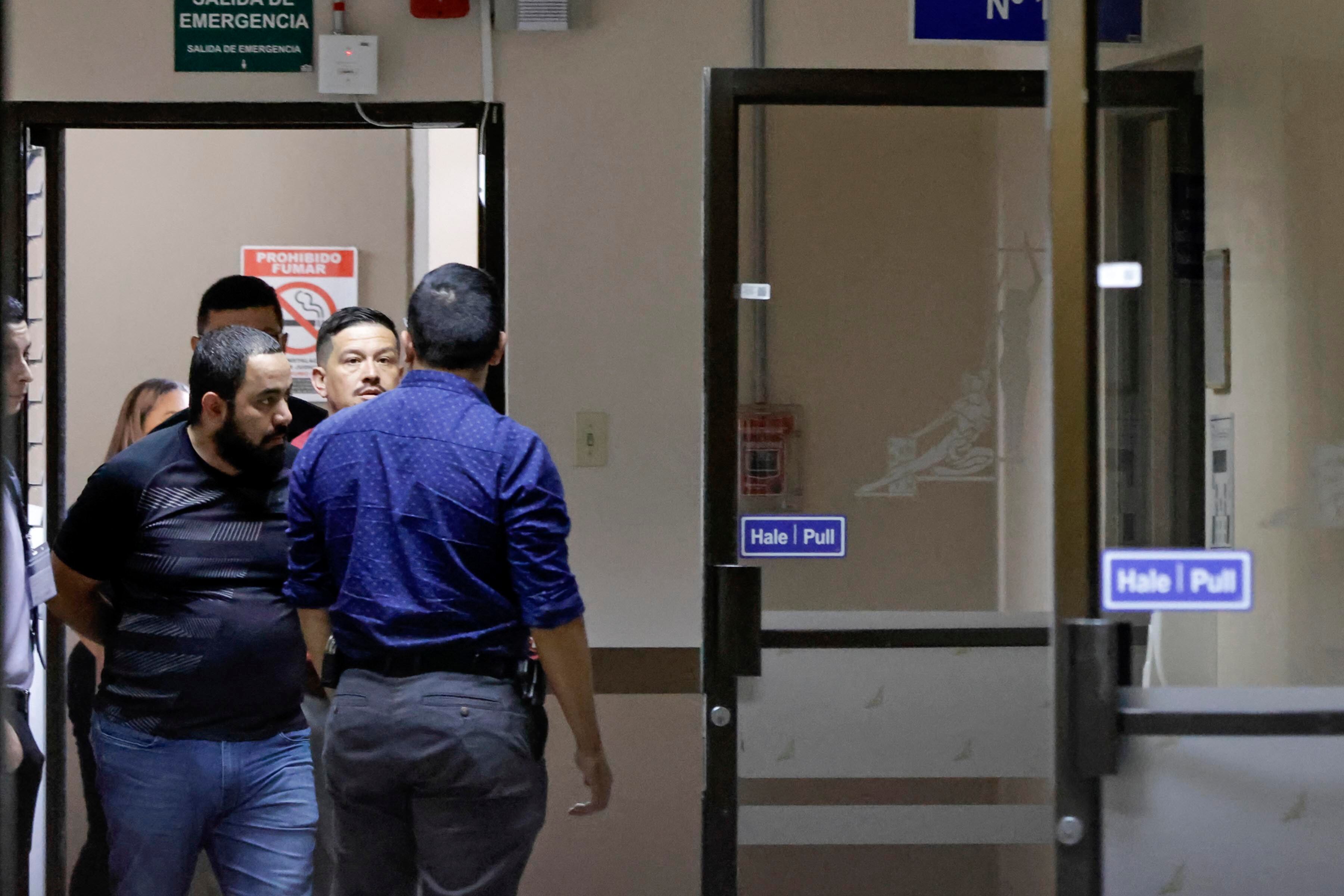 09/11/2023. Segundo Circuito Judicial, Goicoechea. Hora: 02:00 p.m. NOTA: VALORAR SI PUEDEN SALIR LOS ROSTROS DE LOS SOSPECHOSOS. Este jueves inicia la audiencia preliminar en el caso llamado Gallo Tapado, relacionado con la sustracción de ¢3.200 millones del Banco Nacional. En la foto, los sospechosos ingresan a la Sala de Juicio #10. Fotos: Mayela López