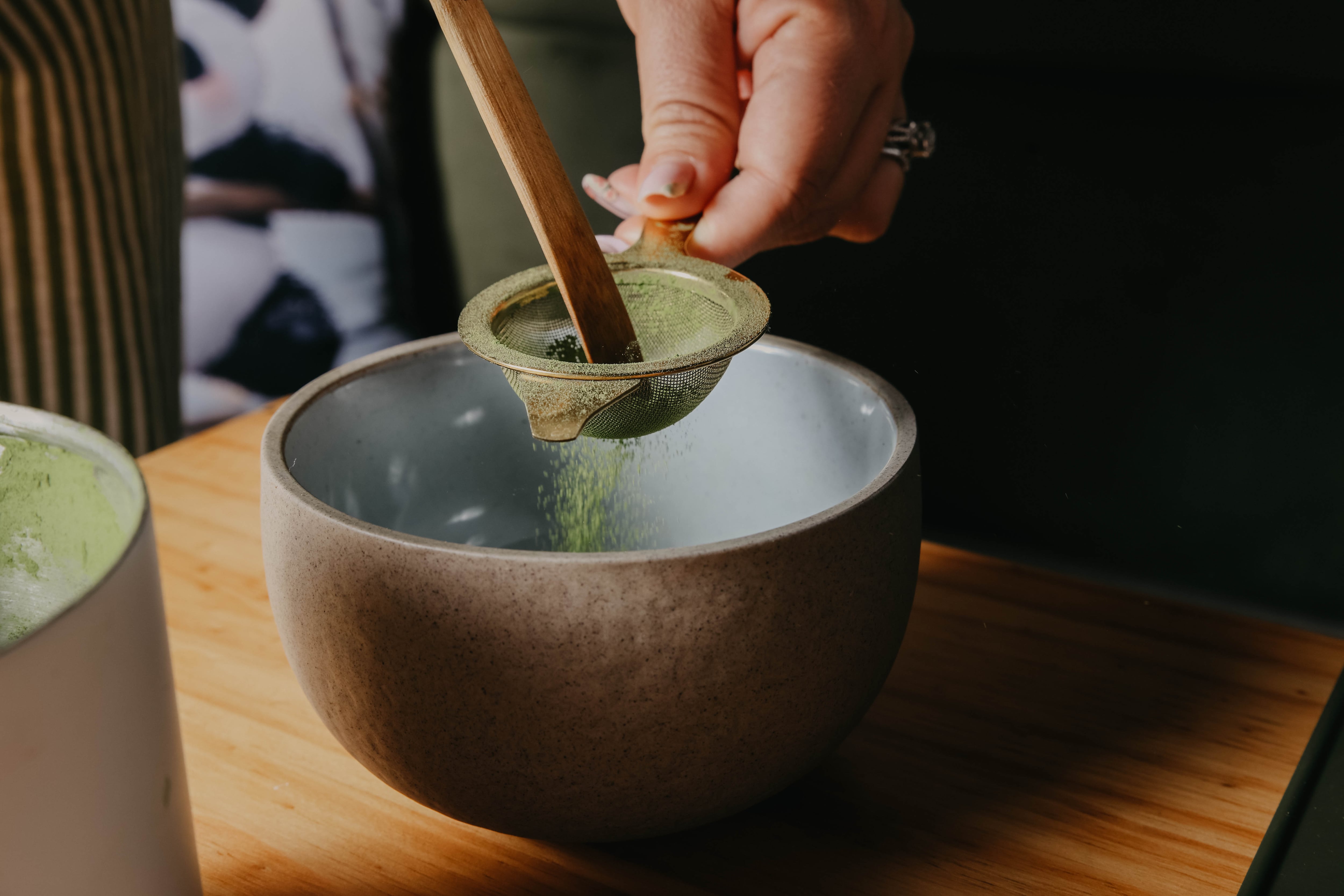 Imágenes alusivas al negocio de matcha, como el polvo, el proceso y los dueños de WatchaMatcha