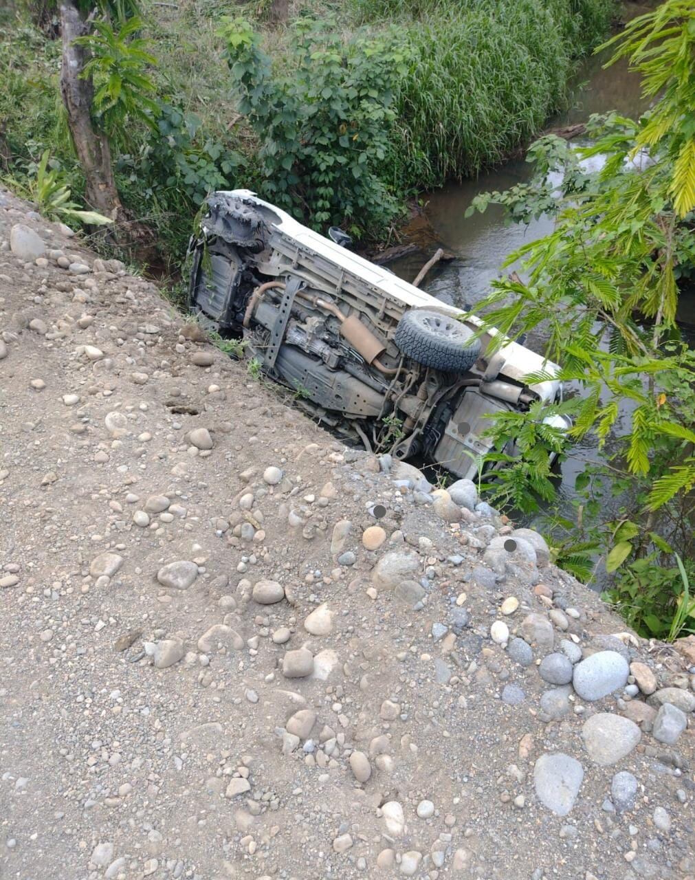 Las llantas delanteras del carro donde murió baleado el conductor, quedaron destrozadas luego de una persecución por una calle de lastre. Foto: Reiner Montero.
