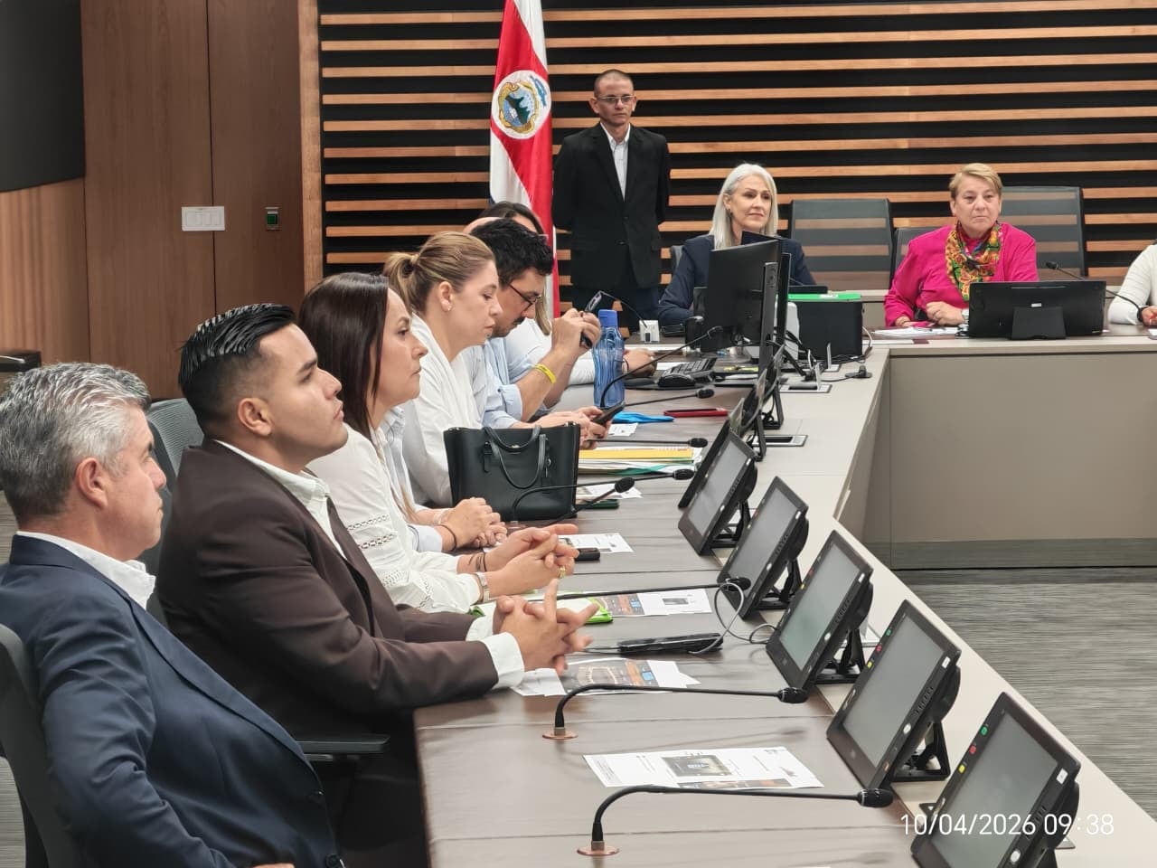 Los nuevos diputados llegaron este viernes a conocer los sistemas de votación en las comisiones de la Asamblea Legislativa. Los técnicos les explican el sistema de registro, votación y el orden de uso de la palabra en las comisiones. También habrá un simulacro de sesión en el plenario.