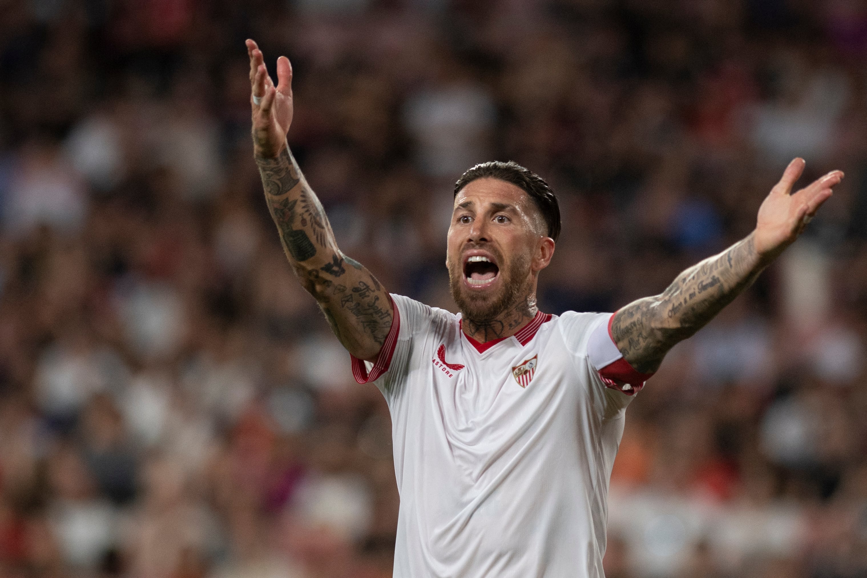 El defensor español del Sevilla, Sergio Ramos, reacciona durante el partido de la Liga española entre Sevilla FC y FC Barcelona en el estadio Ramón Sánchez Pizjuán, en Sevilla, el 26 de mayo de 2024. (Foto de JORGE GUERRERO / AFP)