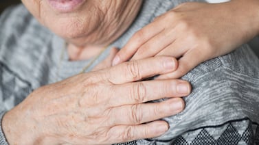 Adultos mayores doblemente abandonados: también el Estado les da la espalda