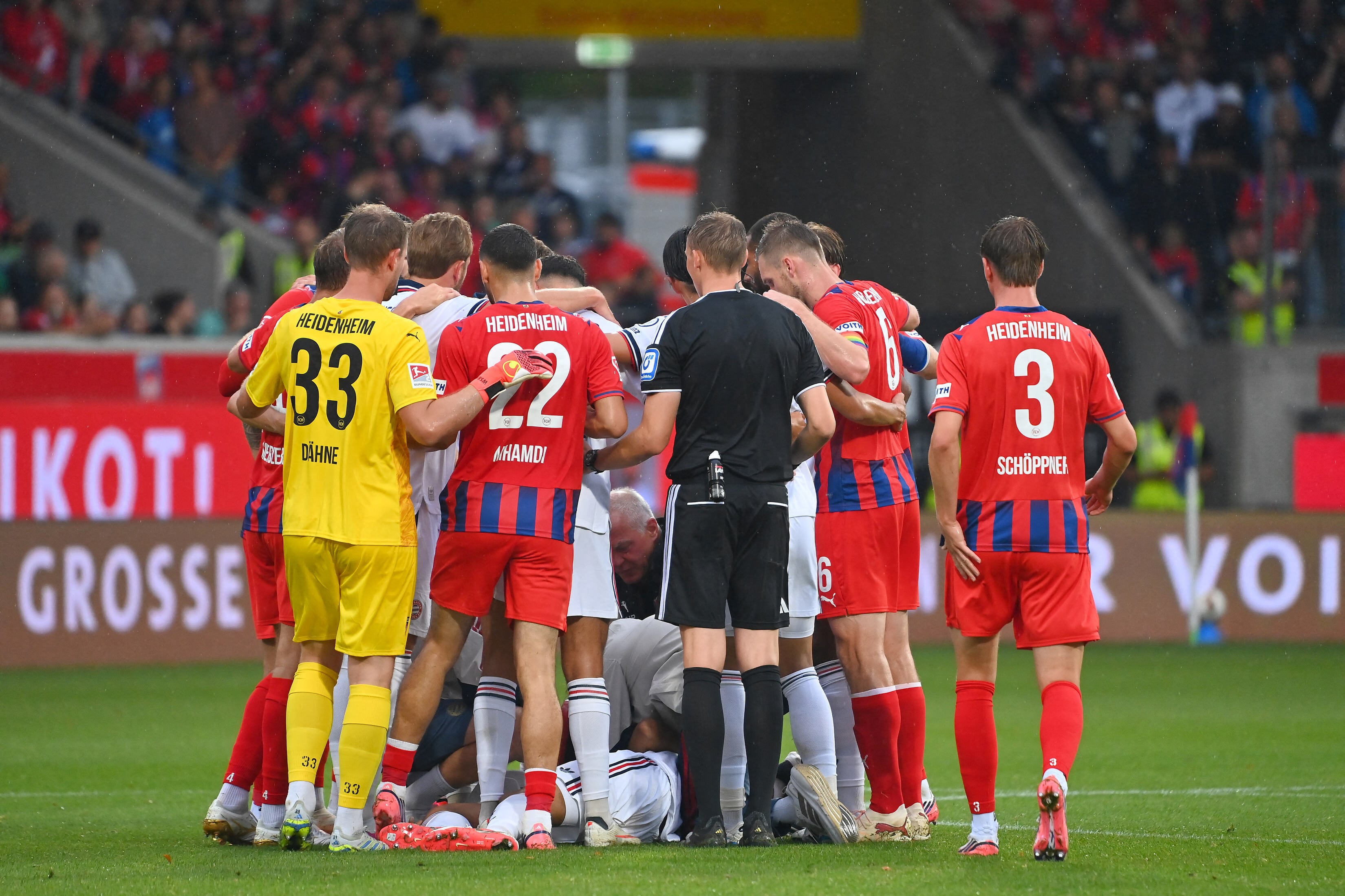Jamal Musiala yace en el suelo luego de colapsar por segunda vez en tres días, ahora en el amistoso entre el Bayern Múnich y el FC Heidenheim, este 18 de agosto en la ciudad alemana de Heidenheim.