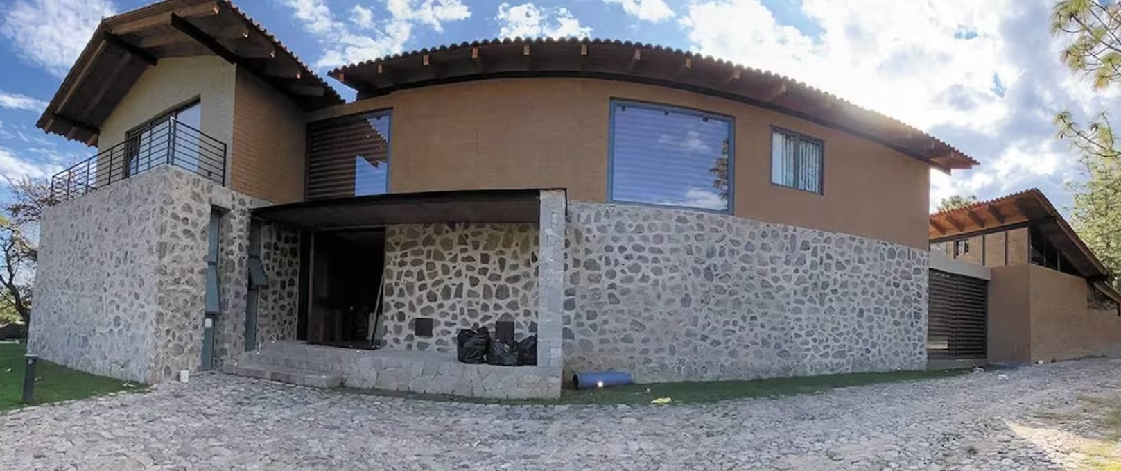 El Mencho se alojaba en el número 39 del Tapalpa Country Club, una residencia de ladrillos, teja y madera rodeada de pinos, jardines y un ambiente campirano. Foto: Valente Rosas / EL UNIVERSAL