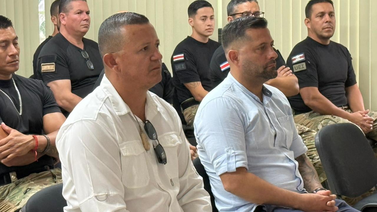 Arnaldo Villarreal Torres (izq. de blanco) es el nuevo director de la UEI.
