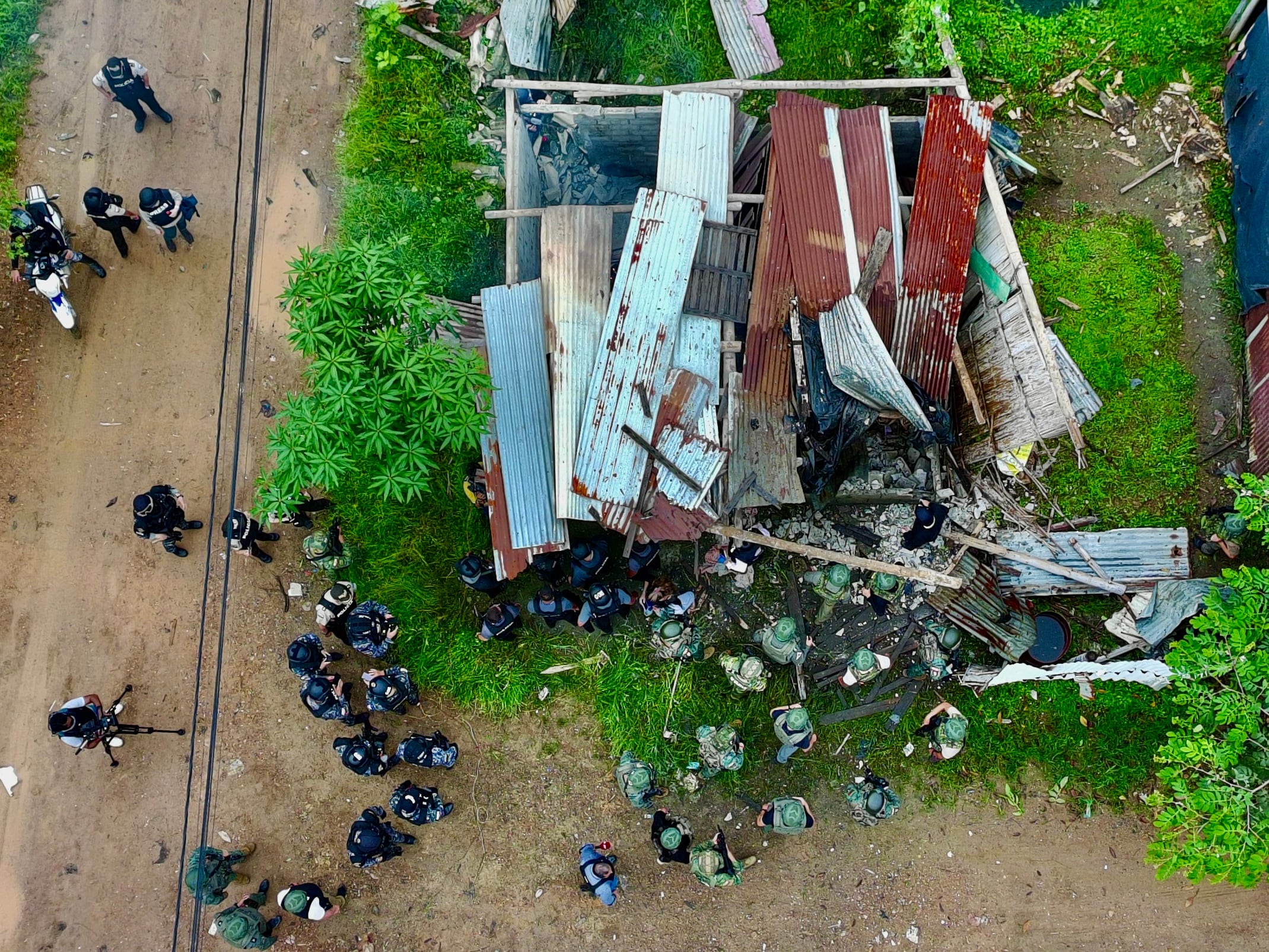 Policías y peritos forenses inspeccionan el sitio donde se registraron los enfrentamientos armados en Guayaquil.