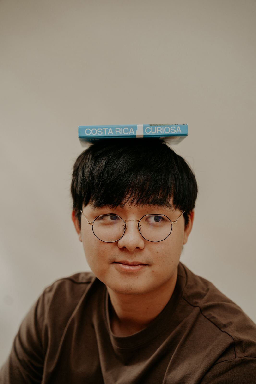 Carlos Zhou nació en Liberia y es hijo de padres chinos. El creador de Don Memo combina sus raíces familiares con una profunda admiración por la cultura costarricense, elemento que permea toda la propuesta del videojuego.
