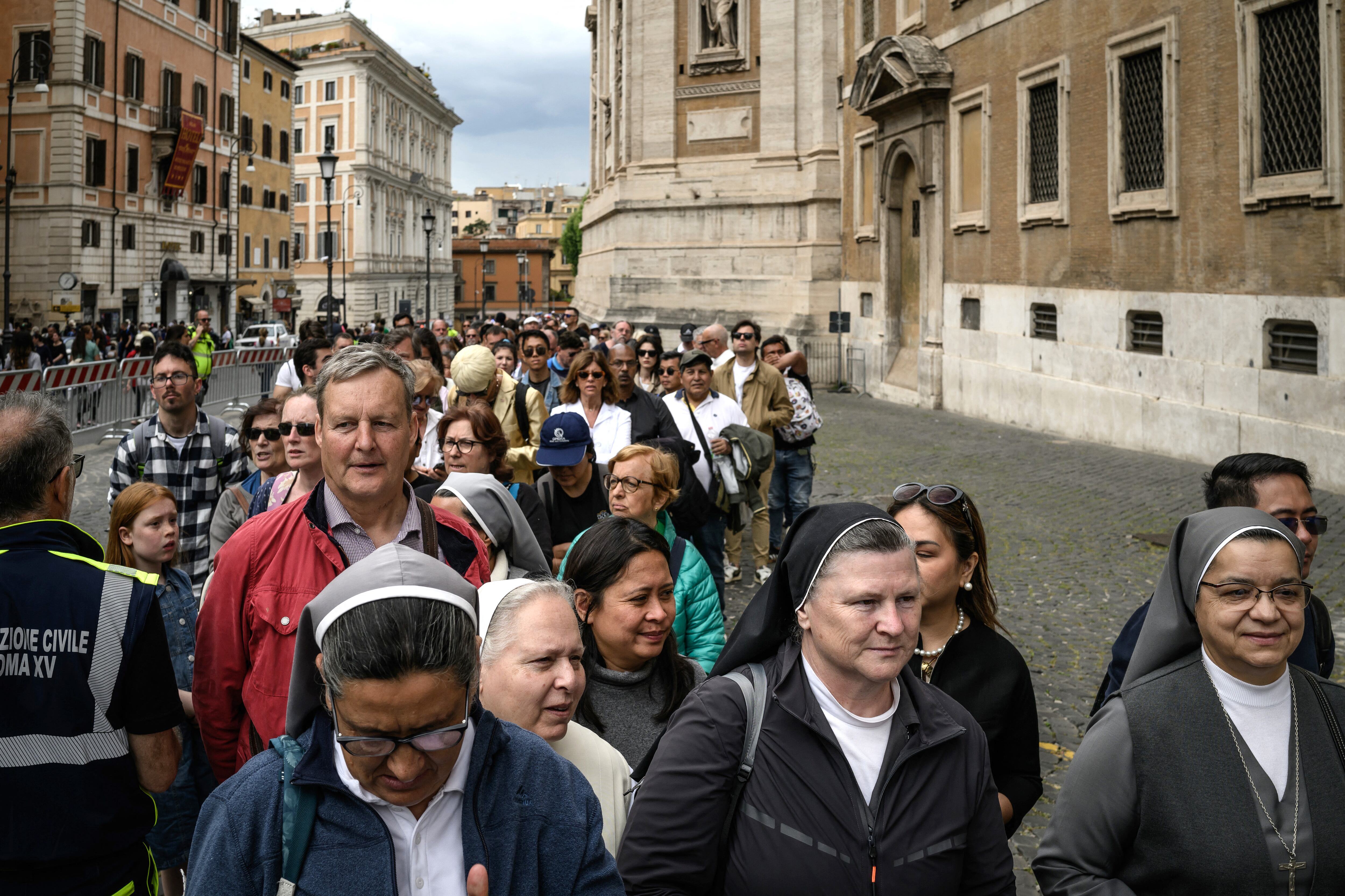 People queue to visit Santa Maria Maggiore Basilica hosting the tomb of Pope Francis, on the first day of its opening to the public, in Rome on April 27, 2025. Francis, who died on April 21, 2025, aged 88, was laid to rest during a 30-minute ceremony which started at 1:00 pm (1100 GMT) at the Santa Maria Maggiore basilica in the Italian capital. (Photo by JEFF PACHOUD / AFP)