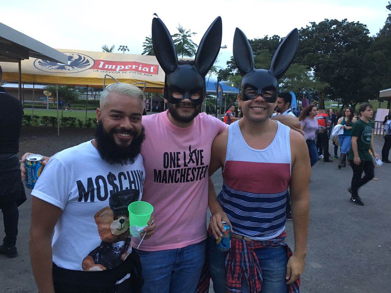 Los amigos Ronny, Sebastián y Óscar llegaron al concierto muy bien identificados.