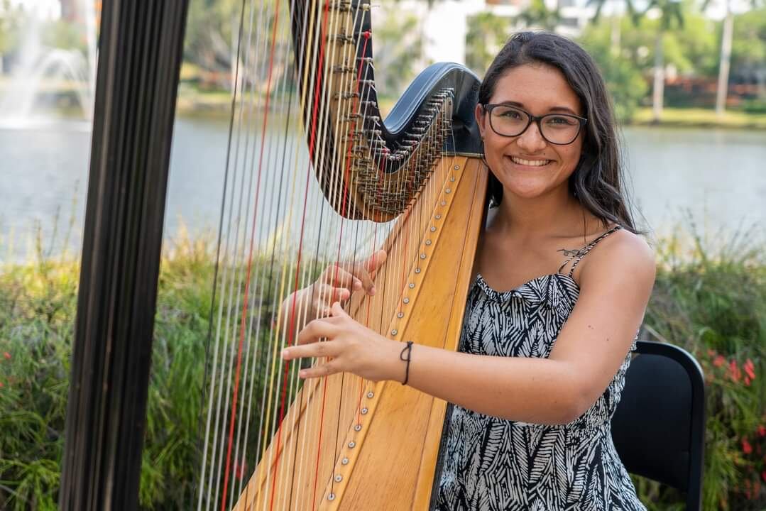 ense María Paula Loría Valerín, arpista, estudiante de la maestría de arpa en la Universidad de Miami toca el arpa para la canción Nadie Sabe del nuevo disco de Bad Bunny. Foto: Cortesía