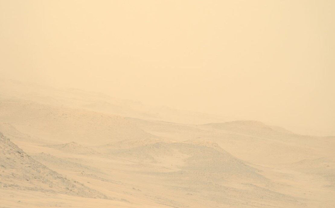 El polvo en Marte dificulta la vista de Perseverance en su ascenso por el cráter Jezero, mientras la NASA recopila datos valiosos sobre la atmósfera marciana.